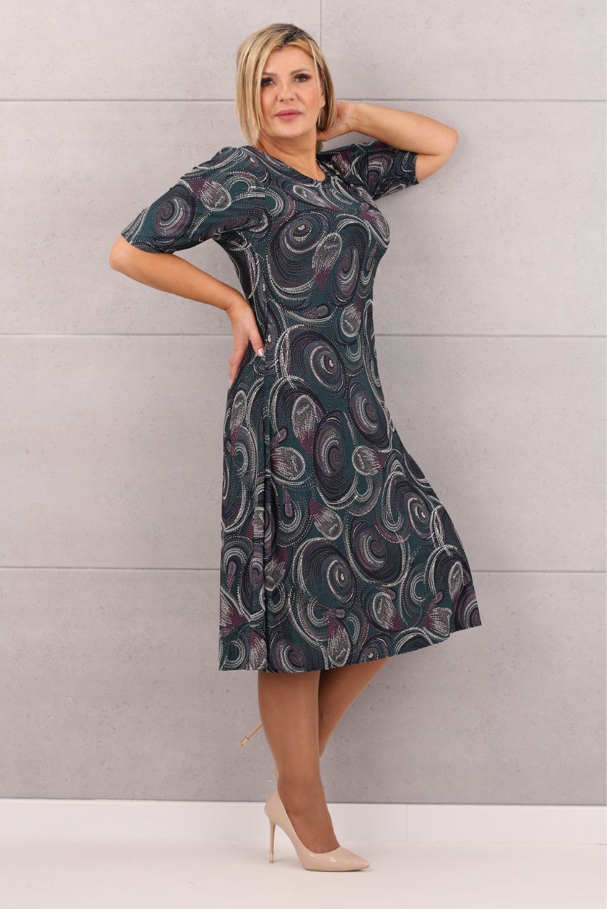 Wzorzysta rozkloszowana sukienka zielona we wzory