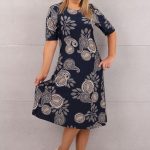 wzorzysta-rozkloszowana-sukienka-w-rozety (1)