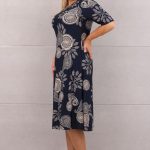 Wzorzysta rozkloszowana sukienka granatowa w rozety