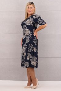 Wzorzysta rozkloszowana sukienka granatowa w rozety