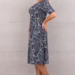 Wzorzysta rozkloszowana sukienka granatowa we wzory