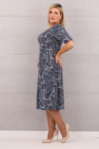 Wzorzysta rozkloszowana sukienka granatowa we wzory