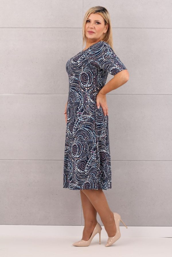 Wzorzysta rozkloszowana sukienka granatowa we wzory