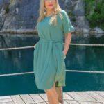 Luźna sukienka wiązana w talii morska