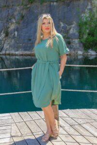 Luźna sukienka wiązana w talii morska