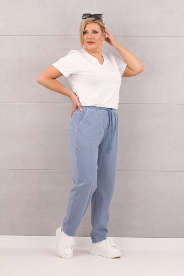 Spodnie mom fit z gumką w pasie niebieskie