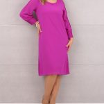 Amarantowa szyfonowa sukienka z ozdobnym rękawem