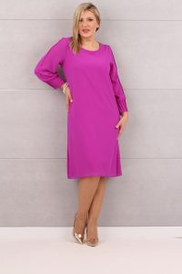 Amarantowa szyfonowa sukienka z ozdobnym rękawem