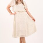 Beżowa szyfonowa sukienka z łańcuszkiem