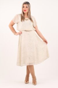 Beżowa szyfonowa sukienka z łańcuszkiem