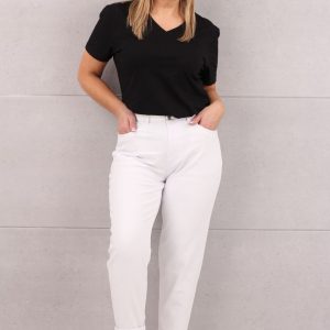 Luźne białe spodnie jeansowe z paskiem