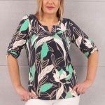 Zielona bluzka z dekoltem w serek we wzory