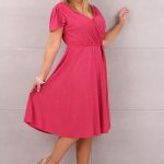 Brokatowa rozkloszowana sukienka fuksjowa