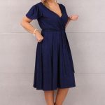 Brokatowa rozkloszowana sukienka granatowa