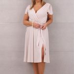 Brokatowa rozkloszowana sukienka kremowy róż