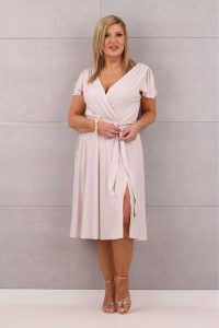 Brokatowa rozkloszowana sukienka kremowy róż