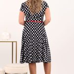 granatowa-sukienka-w-biale-groszki-z-paskiem (2)