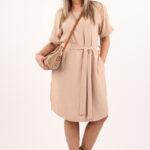 luzna-sukienka-wiazana-w-talii-bezowa (1)