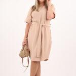 Luźna sukienka wiązana w talii beżowa