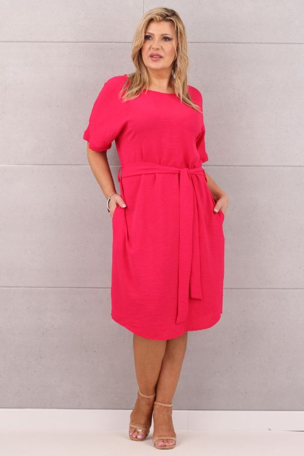 Luźna sukienka wiązana w talii malinowa