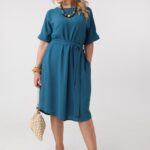 Luźna sukienka wiązana w talii morska