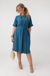 Luźna sukienka wiązana w talii morska