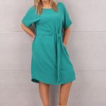 Luźna sukienka wiązana w talii morska