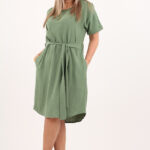 Luźna sukienka wiązana w talii zielona