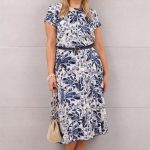 Plisowana sukienka midi z paskiem we wzory