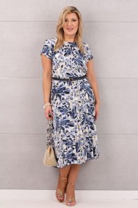 Plisowana sukienka midi z paskiem we wzory