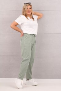 Spodnie mom fit z gumką w pasie zielone
