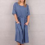 Sukienka ściągana w pasie niebieska w groszki