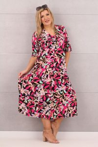 Zwiewna sukienka oversize w liście czarno-różowa