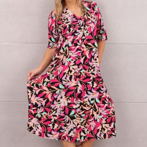 Zwiewna sukienka oversize w liście czarno-różowa