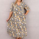 Zwiewna sukienka oversize w panterkę szaro-żółta