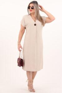 Beżowa sukienka z rozcięciami po bokach i broszką