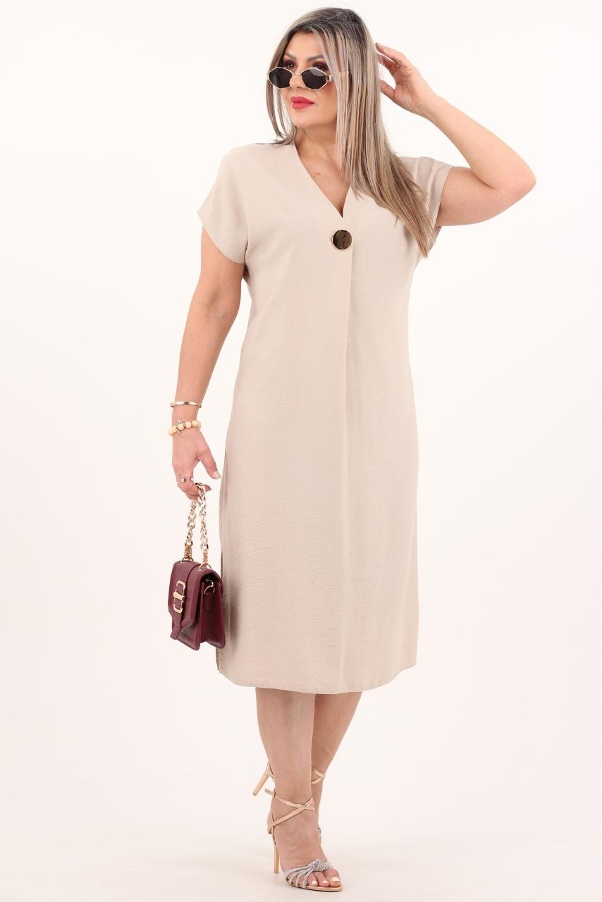 Beżowa sukienka z rozcięciami po bokach i broszką