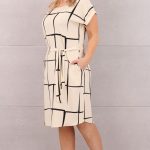 Beżowa sukienka w kratę z paskiem w talii