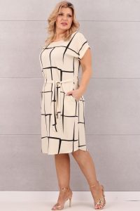 Beżowa sukienka w kratę z paskiem w talii