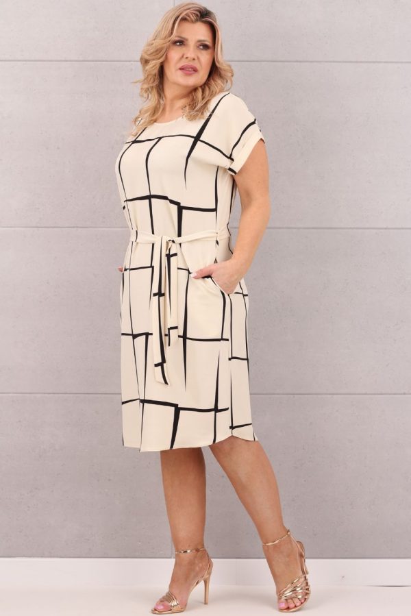 Beżowa sukienka w kratę z paskiem w talii