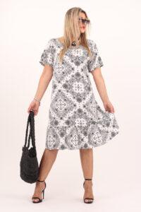 Biała sukienka z ornamentem i falbaną