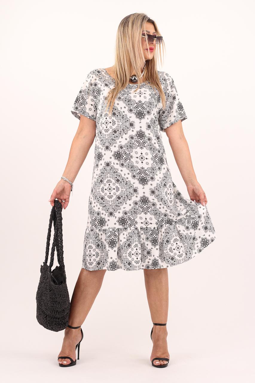 Biała sukienka z ornamentem i falbaną