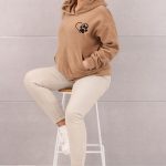 bluza-damska-z-kapturem-wzor-serce-lapka-brazowa (5)