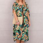 Czarna długa sukienka letnia plus size w liście