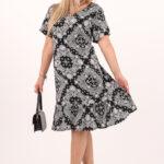 czarna-sukienka-z-ornamentem-i-falbaną (9)