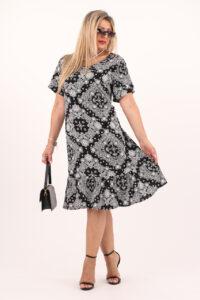 Czarna sukienka z ornamentem i falbaną