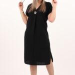 Czarna sukienka z rozcięciami po bokach i broszką