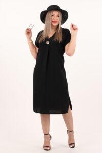 Czarna sukienka z rozcięciami po bokach i broszką