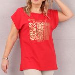 Czerwona koszulka ze złotym nadrukiem