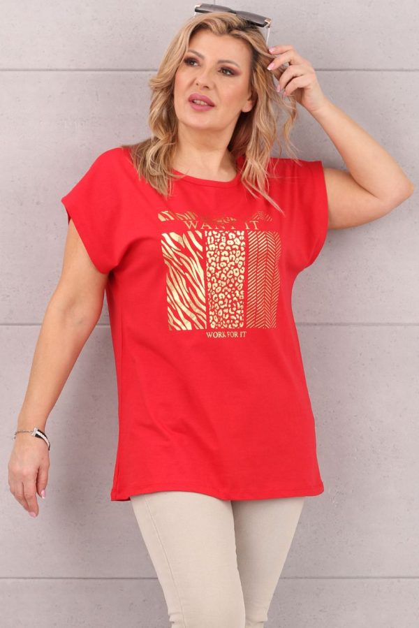 Czerwona koszulka ze złotym nadrukiem